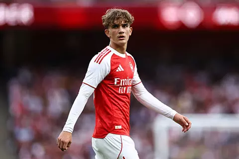 خلف نوانيري.. ماكس دومان يسجل مشاركة تاريخية مع أرسنال في الدوري الإنجليزي